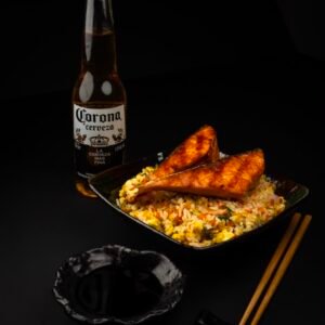 Wok de Arroz con Salmón Grillado